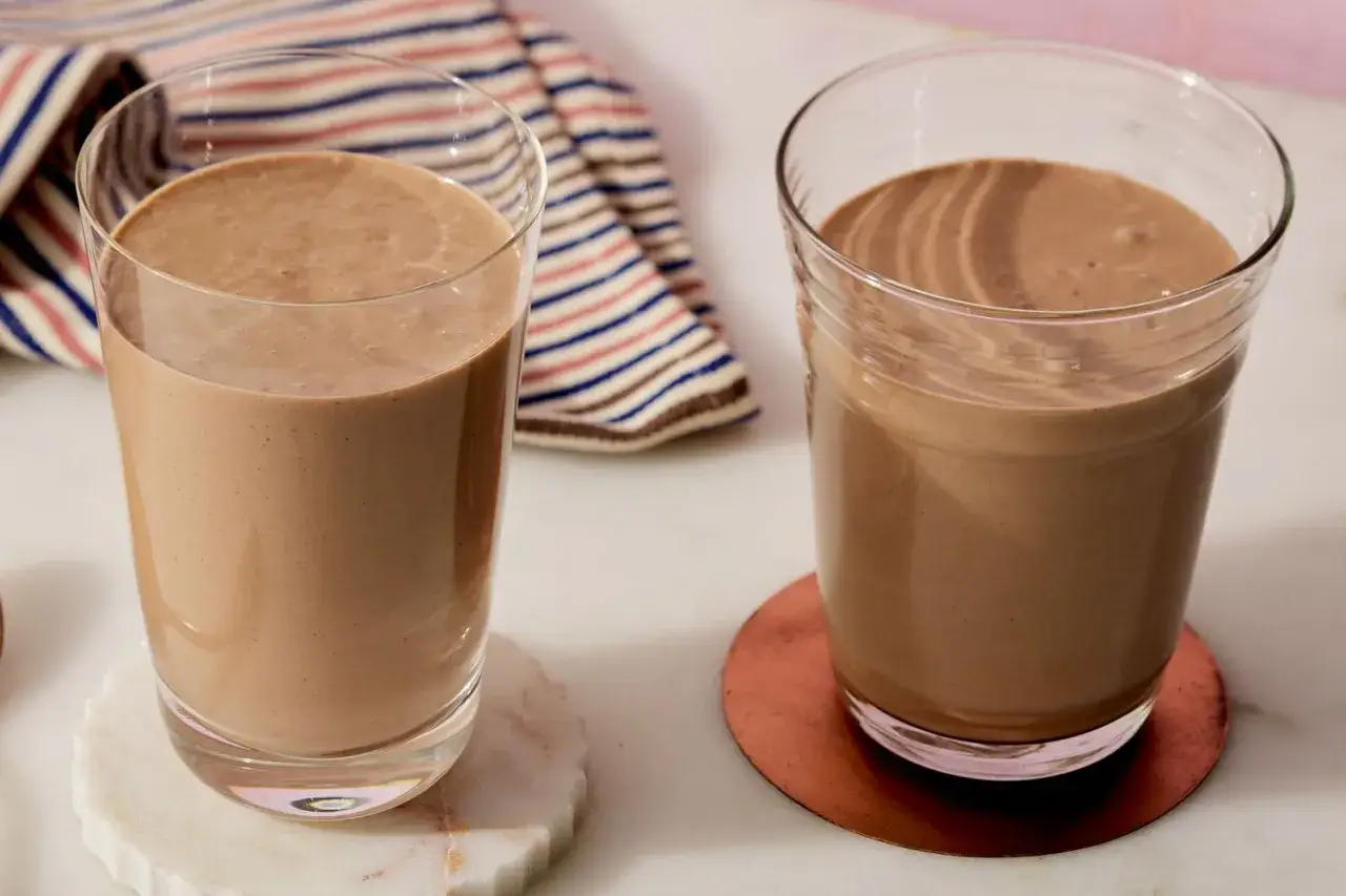 Dwa szklanki pysznego, czekoladowego shake'a proteinowego. Idealny przepis na szybkie śniadanie lub regenerację po treningu.