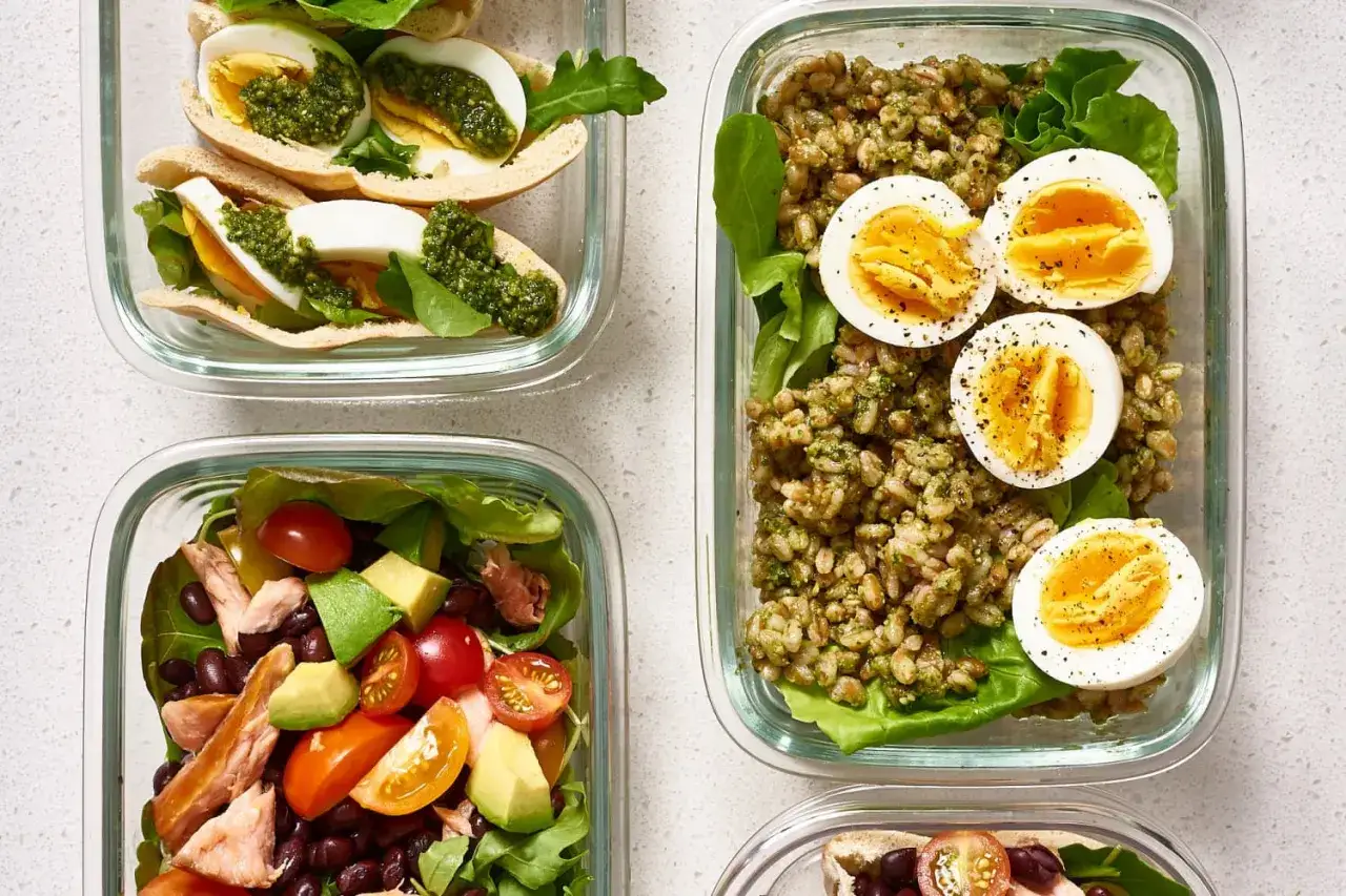 Pyszne posiłki do pracy: sałatka z łososiem, kasza z jajkiem i mini kanapki. Idealne na dietę 1500 kcal.