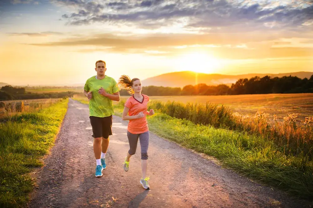 biegacz na świeżym powietrzu, spalanie kalorii, fitness