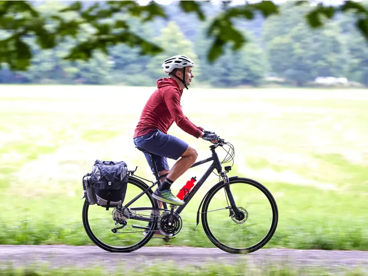 Rower trekkingowy na szlaku rowerowym