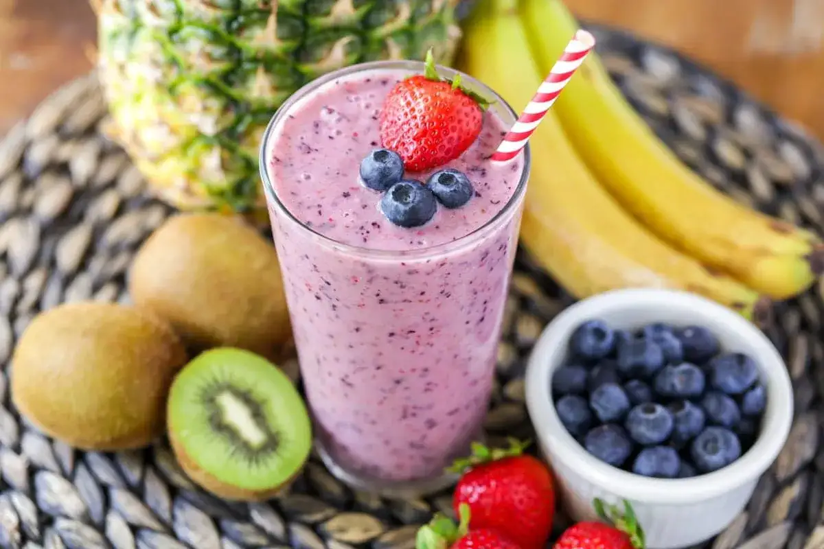Pyszne smoothie z truskawkami, borówkami i bananem. Idealne na zdrowe śniadanie lub przekąskę. Oto kilka inspiracji na smoothie przepisy!