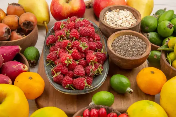 Maliny, jabłka, gruszki, owoce opuncji, cytrusy, feijoa, nasiona chia i płatki owsiane. Tabela: jakie owoce dla cukrzyka?