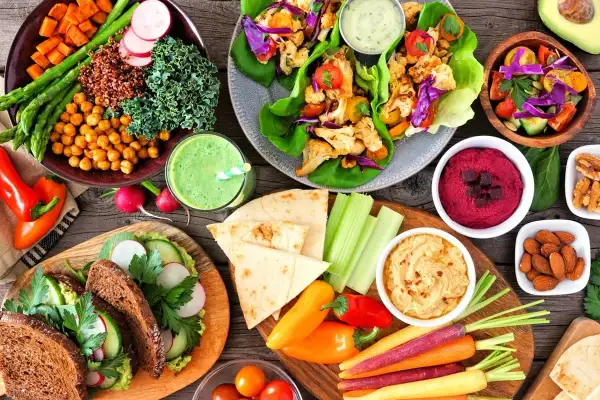 Kolorowe warzywa, hummus, falafele i smoothie – to wszystko idealnie wpisuje się w zdrową dieta wegetariańska.