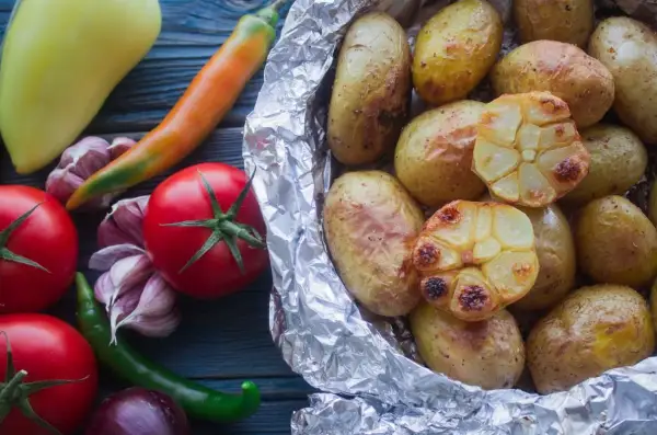 Pieczone ziemniaki z czoskiem, pomidorami i papryką. Czy ziemniaki tuczą? Zależy jak je przygotujesz!