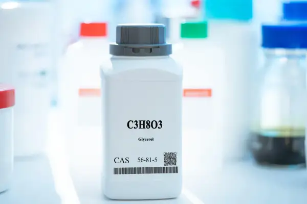 Biała butelka z napisem "Glycerol C3H8O3" i kodem kreskowym. Czy glicerol jest toksyczny? Badania laboratoryjne pomagają odpowiedzieć na to pytanie.