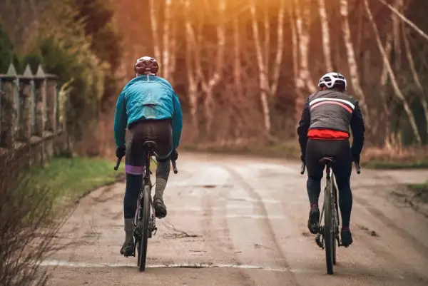 Jak ubrać się na rower przy 10°C? Komfort na cebulkę!