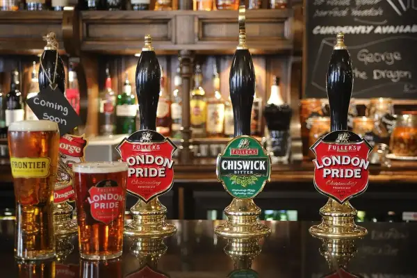 Piwo London Pride i Chiswick Bitter. Czy piwo jest zdrowe? W pubie, gdzie każdy wybór ma znaczenie.
