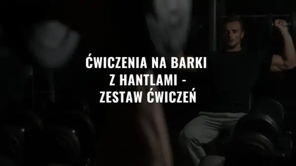 Mężczyzna wykonuje ćwiczenia na barki z hantlami. Efektywny trening w domu.