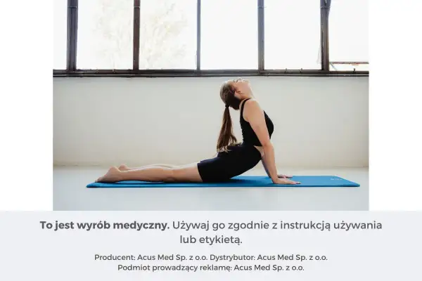 Kobieta wykonuje ćwiczenia rozciągające kręgosłup w pozycji kobry na macie.