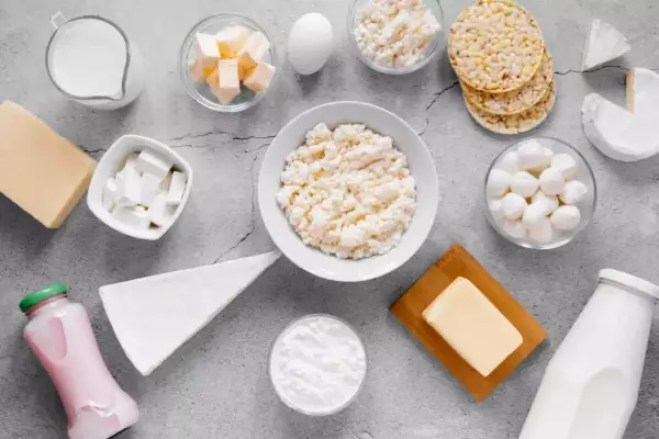 Różnorodne produkty bogate w wapń: mleko, sery, jogurt, masło, jajko i twaróg. Idealne na zdrowy początek dnia.