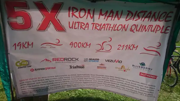 5X Ironman dystans: 19km pływania, 900km jazdy na rowerze, 211km biegu. Ultra Triathlon Quintuple.
