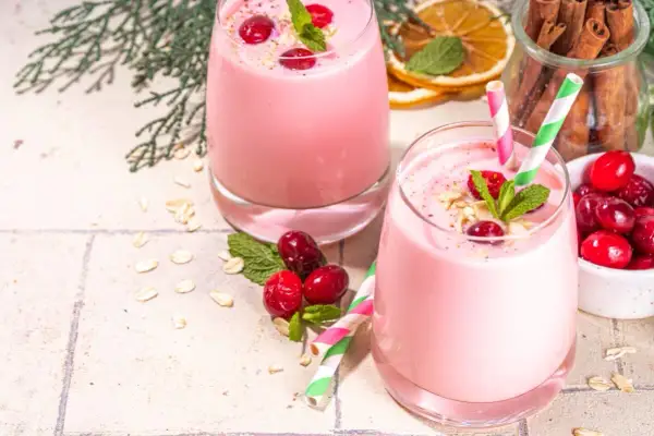 Różowe smoothie z żurawiną i miętą, idealne na zdrowe śniadanie. Inspirujące smoothie przepisy na każdy dzień.