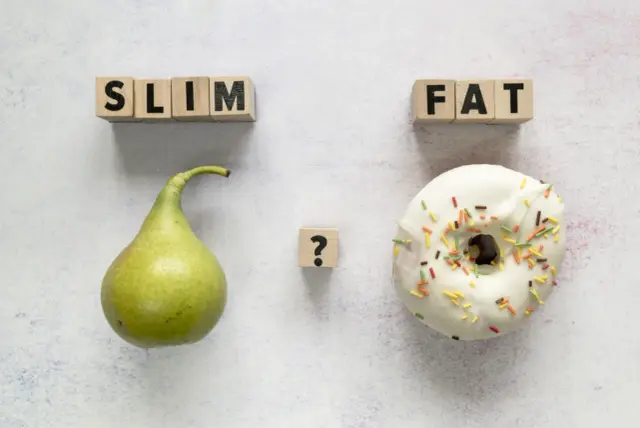 Gruszka obok napisu "SLIM" i pączek z posypką obok napisu "FAT". Ile kalorii mają te produkty?
